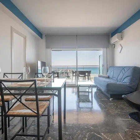 R130 Beachfront With Air Conditionner *